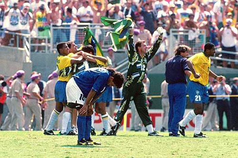 Mondiale 1994 (10).jpg - archivio roberto baggio  IPA PHOTO ELIAS PICTURE / ph. imago - archivio roberto baggionella foto :  17.07.1994  mondiali usa 1994Roberto Baggio delusione dopo rigore fallito che regala il mondiale al brasileIPA PHOTO ELIAS PICTURE / ph. imago - Fotografo: IPA PHOTO ELIAS PICTURE / ph. imago